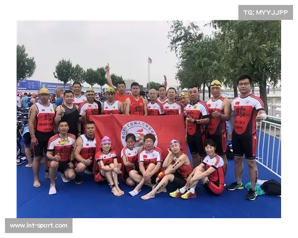 泸县游泳协会颁奖仪式合影，选手肩并肩留念金秋杯赛事